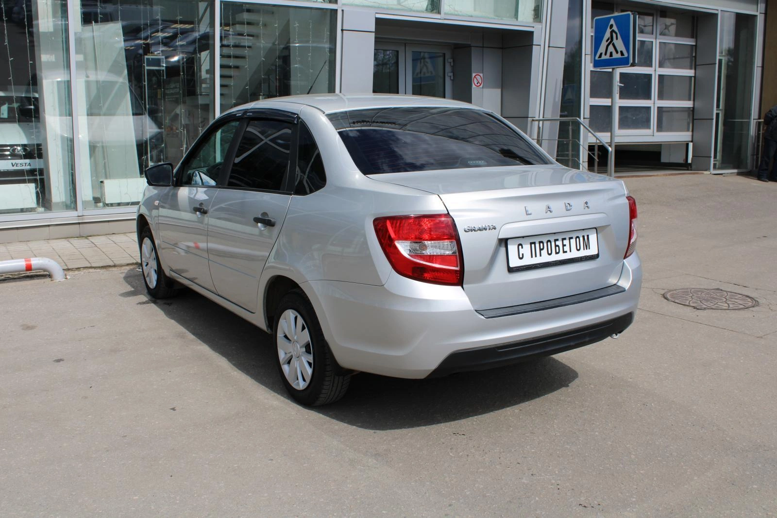 Купить LADA (ВАЗ) Granta / 1.6 MT (87 л.с.) / Механическая 40477 км пробег  / серебряный с пробегом